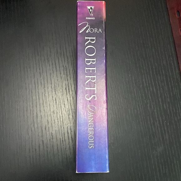 Nora Robert’s - Dangerous - Picture 4 of 5